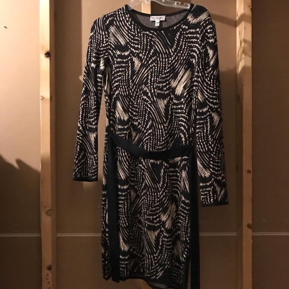 St John Sport Dress - Picture 2 of 4